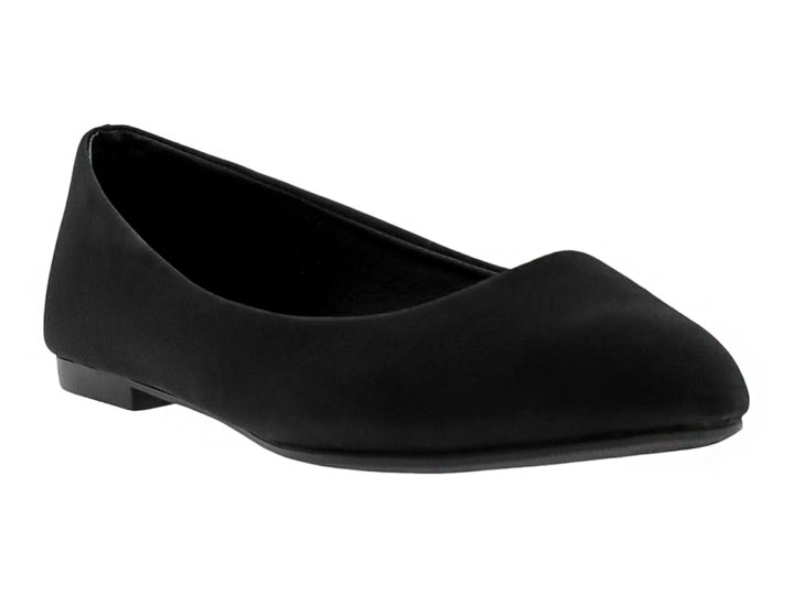 Zapato plano tipo baleta de color negro con punta redondeada y acabado mate.
