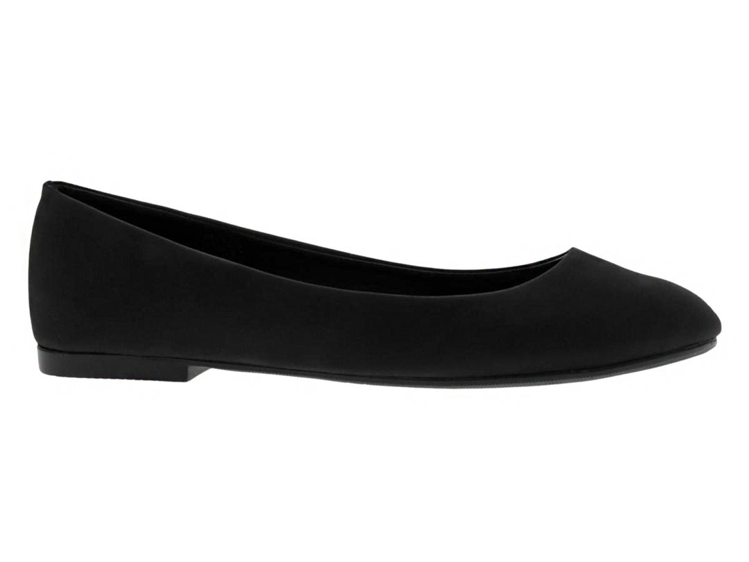 Zapato plano tipo baleta de color negro con punta redondeada y acabado mate.