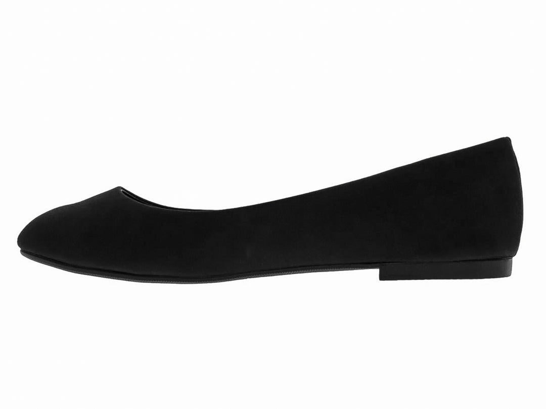 Zapato plano tipo baleta de color negro con punta redondeada y acabado mate.