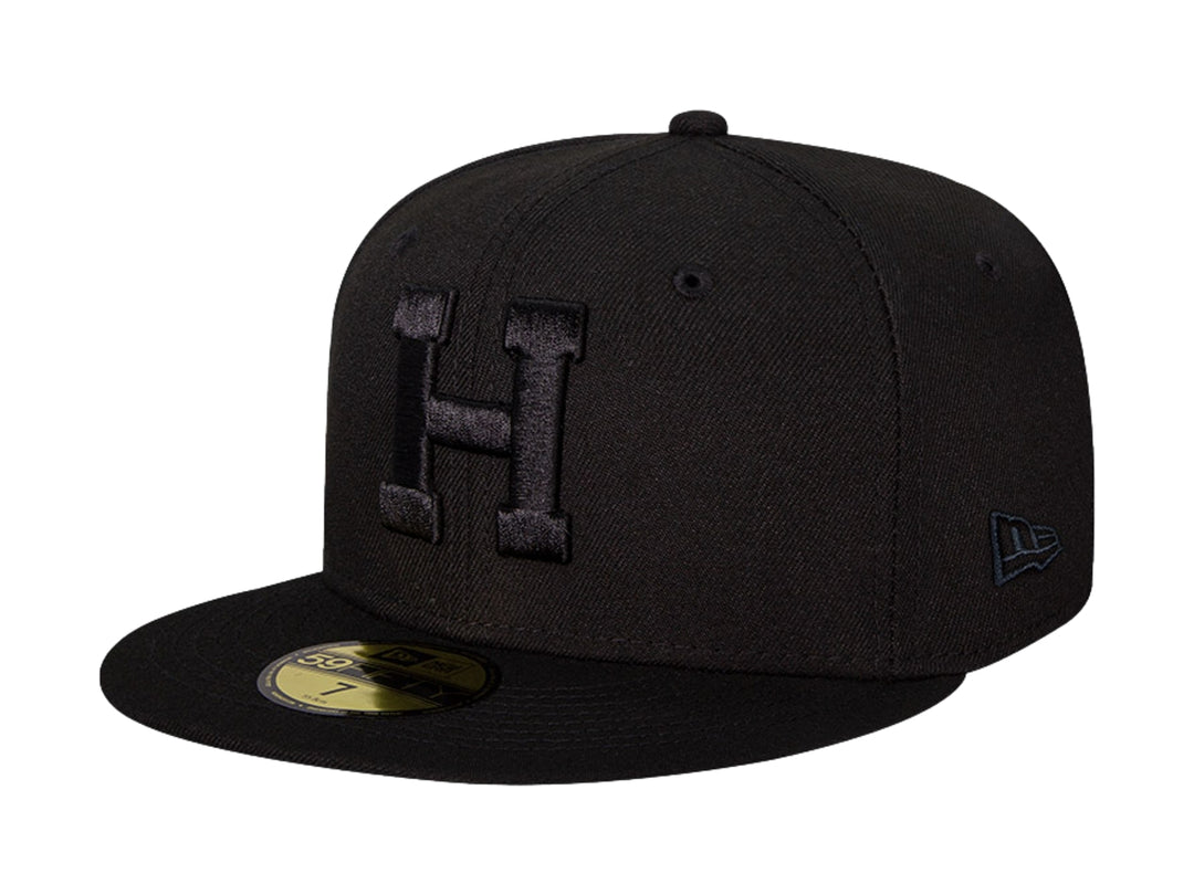 Gorra de béisbol New Era color negro con letra H bordada en el frente y visera plana.