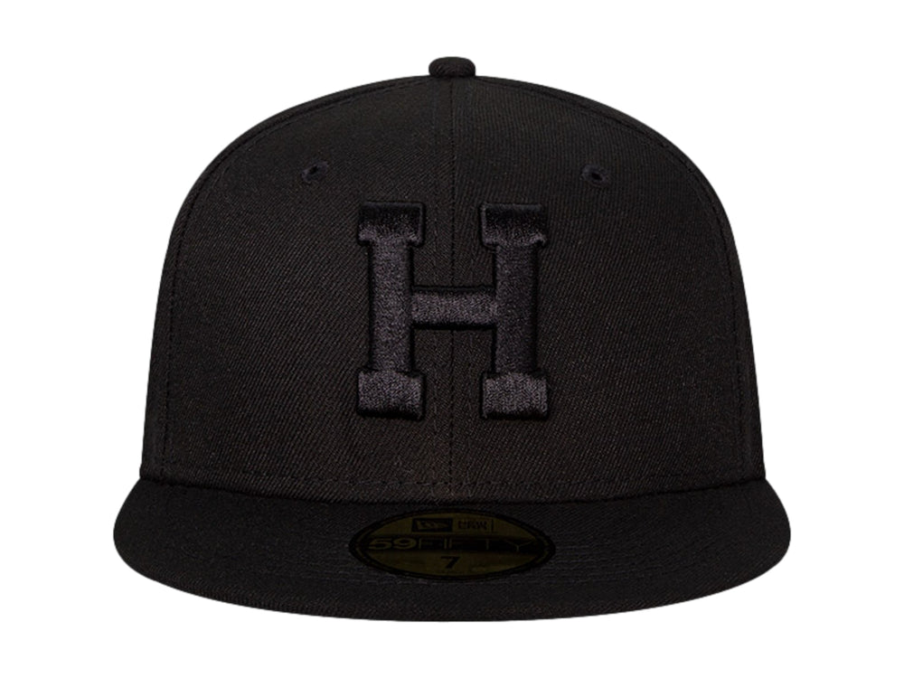 Gorra de béisbol New Era color negro con letra H bordada en el frente y visera plana.