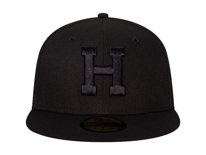 Gorra de béisbol New Era color negro con letra H bordada en el frente y visera plana.