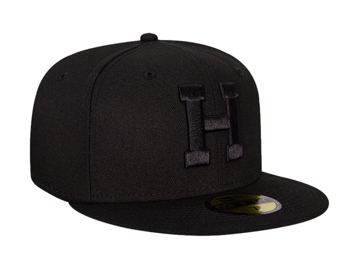 Gorra de béisbol New Era color negro con letra H bordada en el frente y visera plana.