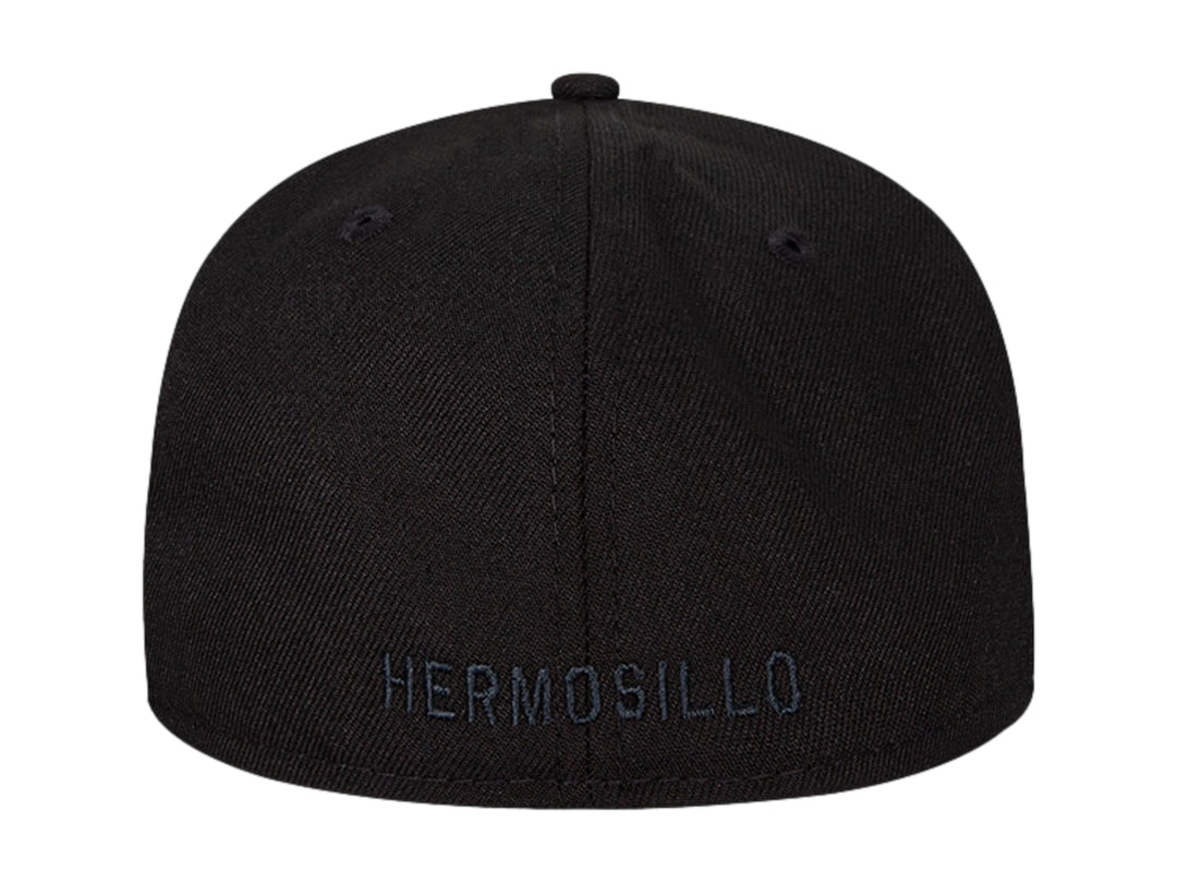 Gorra de béisbol New Era color negro con letra H bordada en el frente y visera plana.
