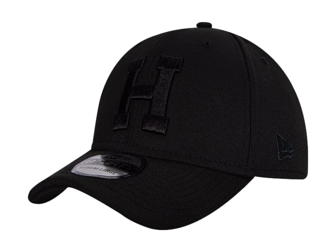 Gorra de béisbol New Era color negro con letra H bordada en el frente y visera curva.