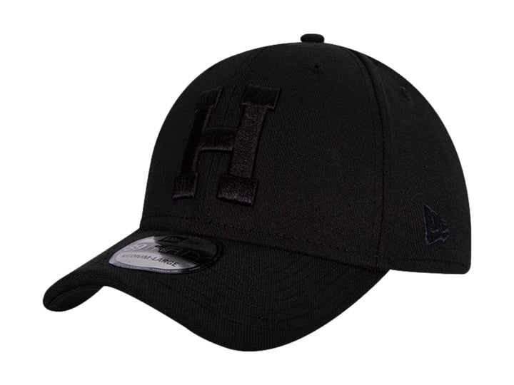 Gorra de béisbol New Era color negro con letra H bordada en el frente y visera curva.