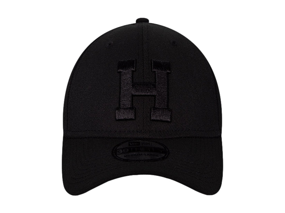 Gorra de béisbol New Era color negro con letra H bordada en el frente y visera curva.