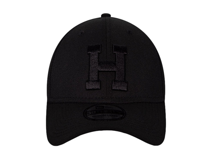 Gorra de béisbol New Era color negro con letra H bordada en el frente y visera curva.