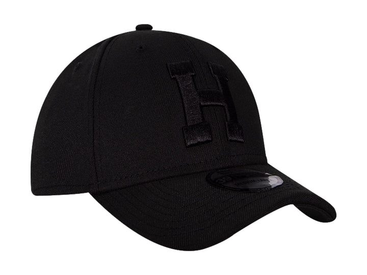 Gorra de béisbol New Era color negro con letra H bordada en el frente y visera curva.