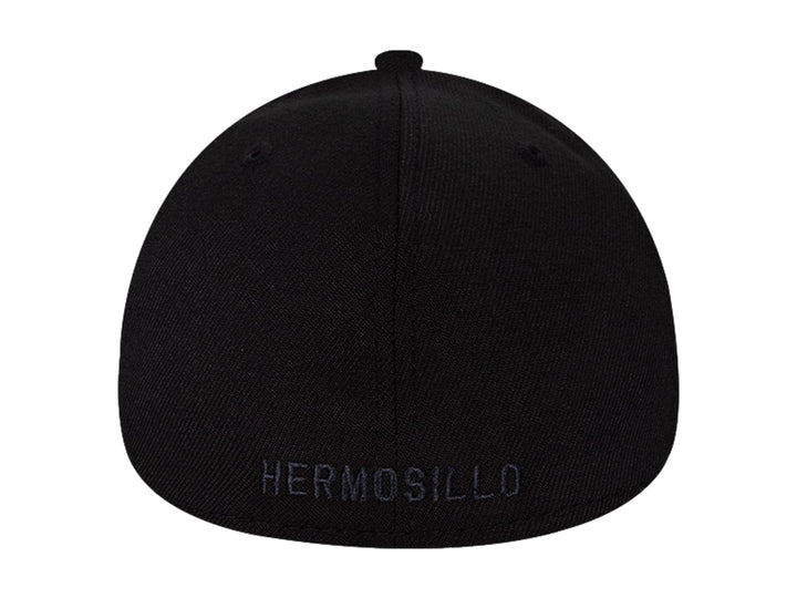 Gorra de béisbol New Era color negro con letra H bordada en el frente y visera curva.