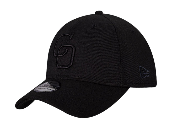 Gorra de béisbol New Era color negro con logotipo bordado en el frente y visera curva.