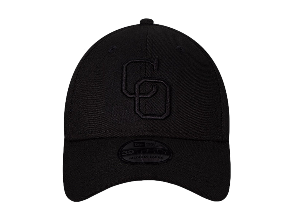 Gorra de béisbol New Era color negro con logotipo bordado en el frente y visera curva.