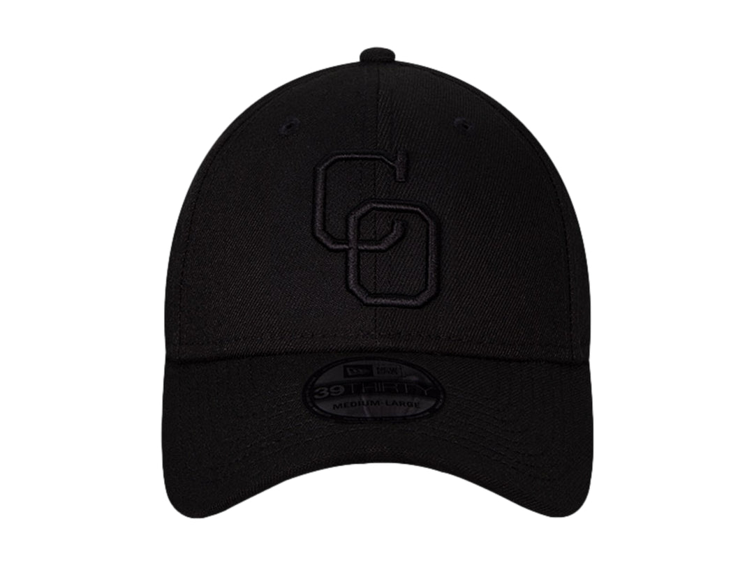 Gorra de béisbol New Era color negro con logotipo bordado en el frente y visera curva.