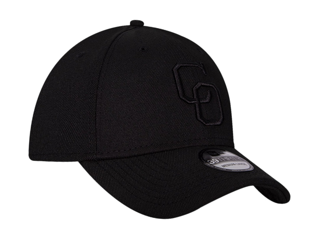 Gorra de béisbol New Era color negro con logotipo bordado en el frente y visera curva.