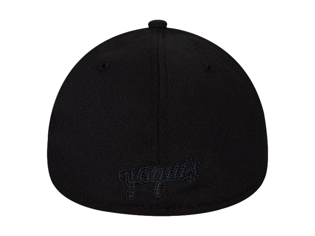 Gorra de béisbol New Era color negro con logotipo bordado en el frente y visera curva.