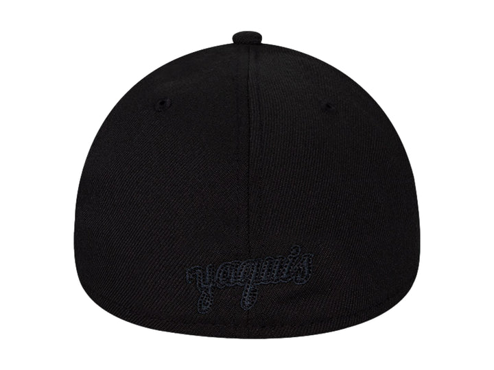 Gorra de béisbol New Era color negro con logotipo bordado en el frente y visera curva.