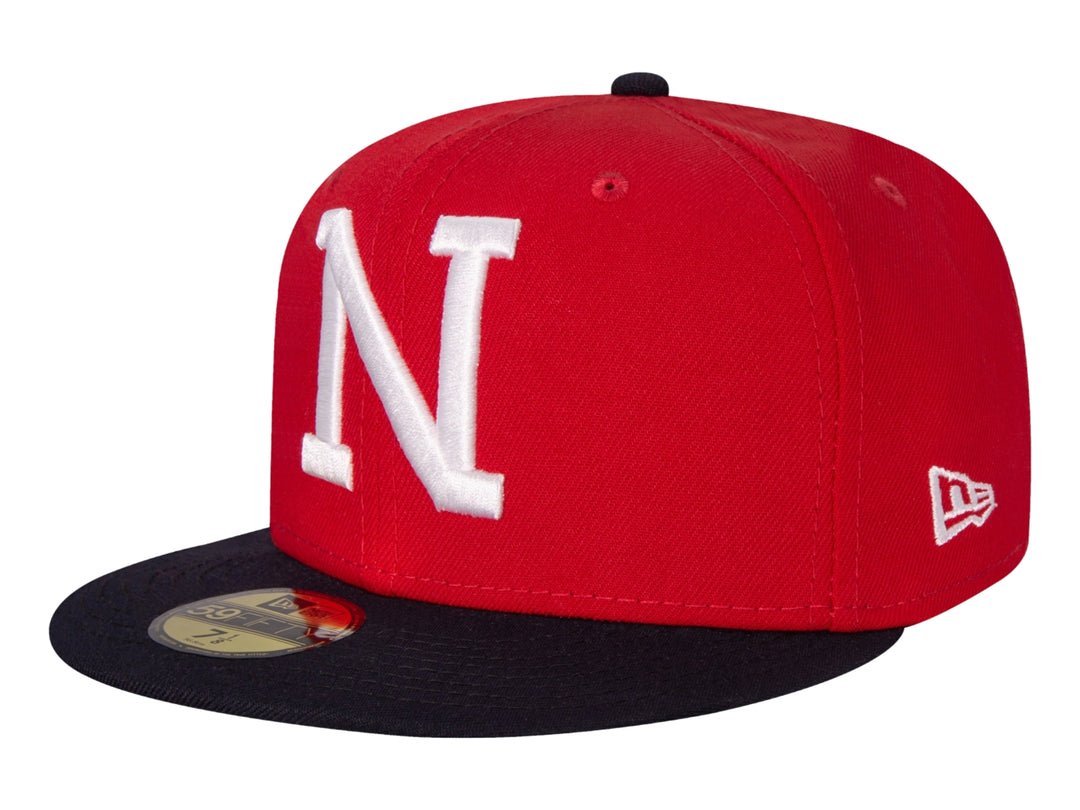Gorra de béisbol New Era color rojo con visera negra y letra N blanca bordada al frente.