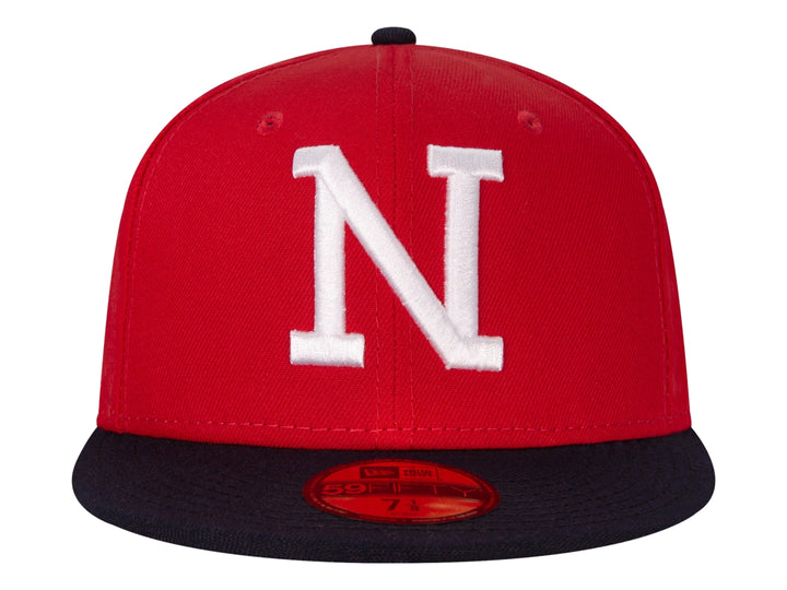 Gorra de béisbol New Era color rojo con visera negra y letra N blanca bordada al frente.