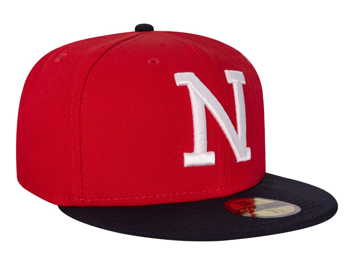 Gorra de béisbol New Era color rojo con visera negra y letra N blanca bordada al frente.