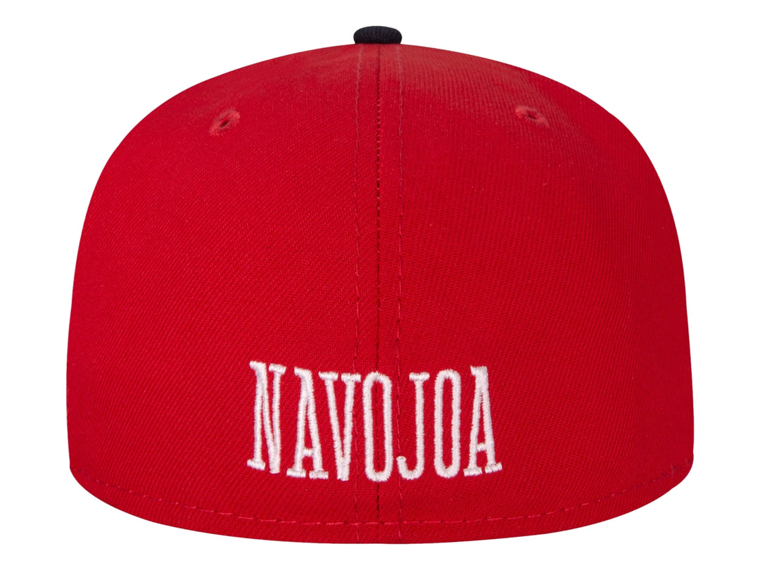 Gorra de béisbol New Era color rojo con visera negra y letra N blanca bordada al frente.