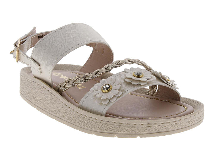 Sandalia para niña color beige con adornos de flores y tira trenzada dorada.