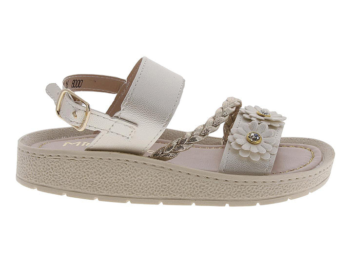 Sandalia para niña color beige con adornos de flores y tira trenzada dorada.