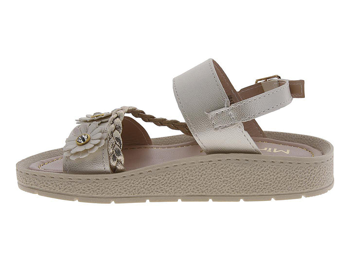 Sandalia para niña color beige con adornos de flores y tira trenzada dorada.