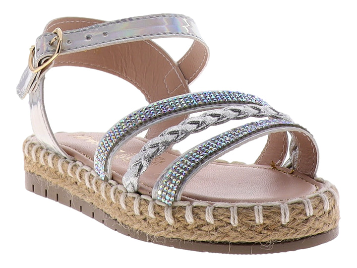 Sandalia para niña color plata con tiras brillantes y suela de esparto beige.