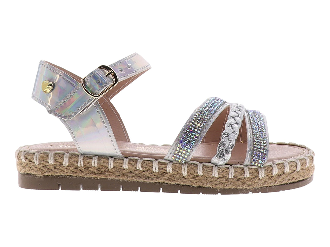 Sandalia para niña color plata con tiras brillantes y suela de esparto beige.