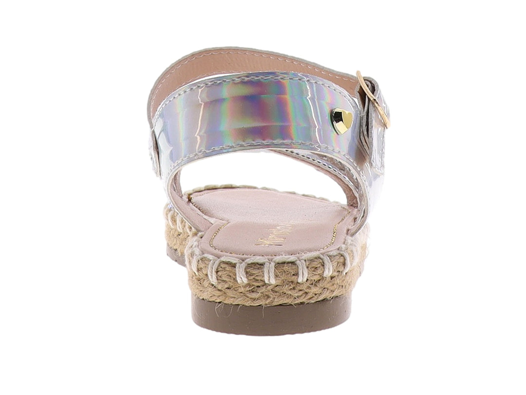 Sandalia para niña color plata con tiras brillantes y suela de esparto beige.