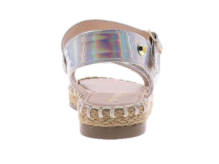 Sandalia para niña color plata con tiras brillantes y suela de esparto beige.