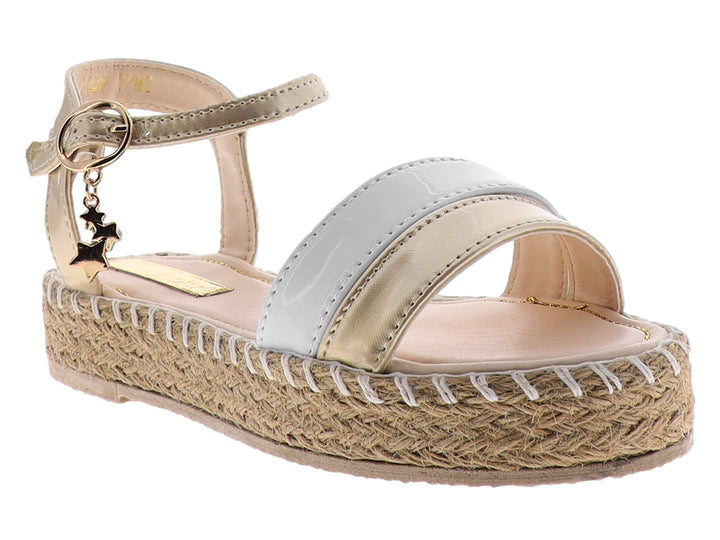 Sandalia para niña color blanco y oro con suela de esparto y adornos de estrellas doradas.