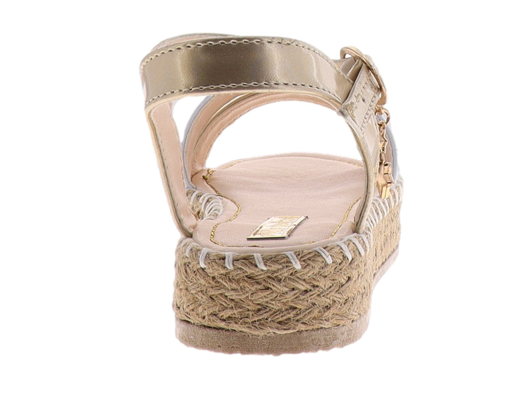Sandalia para niña color blanco y oro con suela de esparto y adornos de estrellas doradas.