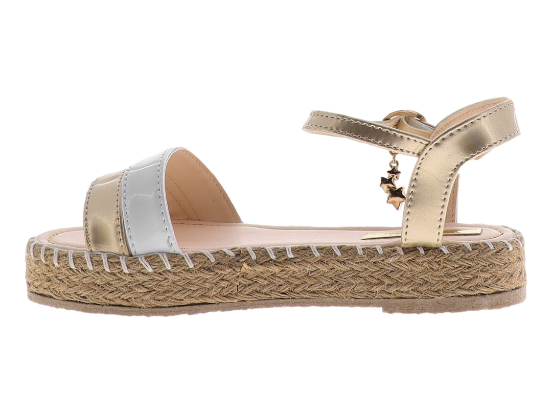Sandalia para niña color blanco y oro con suela de esparto y adornos de estrellas doradas.