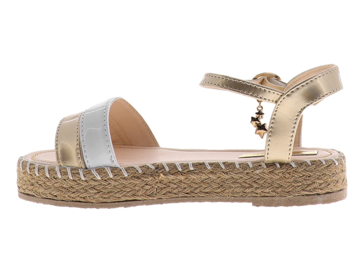 Sandalia para niña color blanco y oro con suela de esparto y adornos de estrellas doradas.