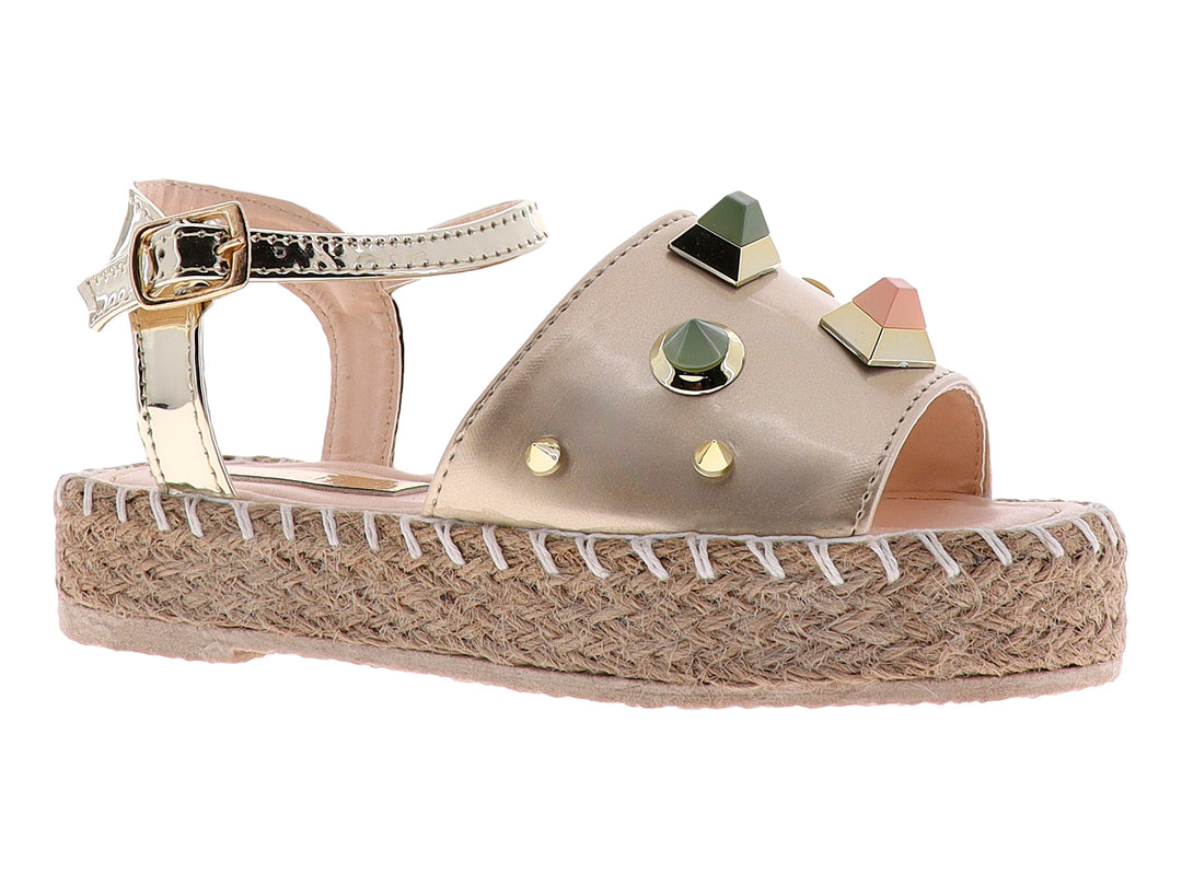 Sandalia dorada de plataforma con tachuelas multicolores y suela de esparto.