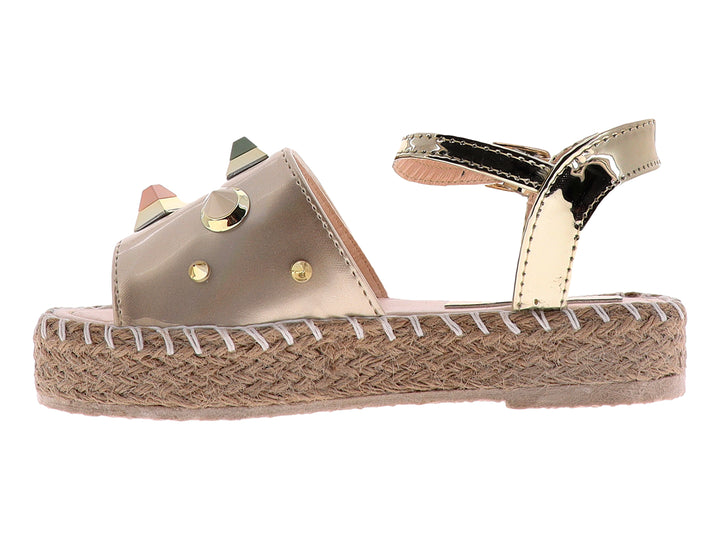 Sandalia dorada de plataforma con tachuelas multicolores y suela de esparto.
