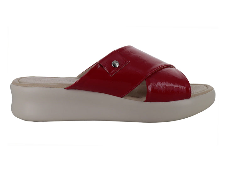 Sandalia de plataforma con banda superior en charol rojo y suela gruesa color beige.