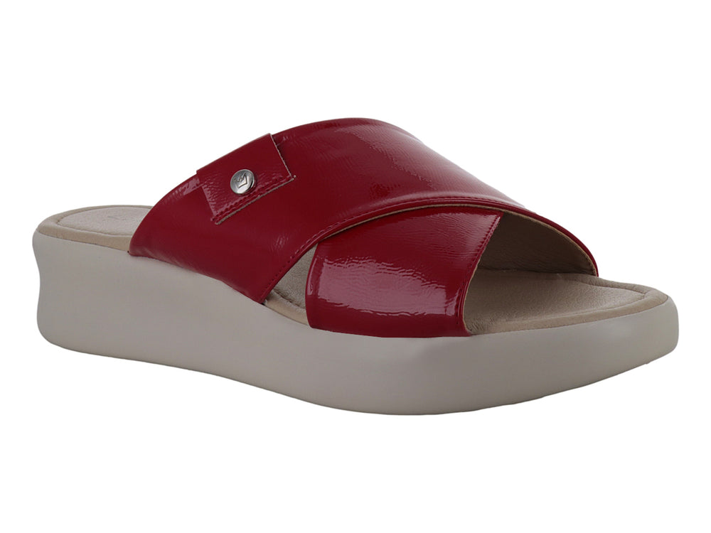 Sandalia de plataforma con banda superior en charol rojo y suela gruesa color beige.