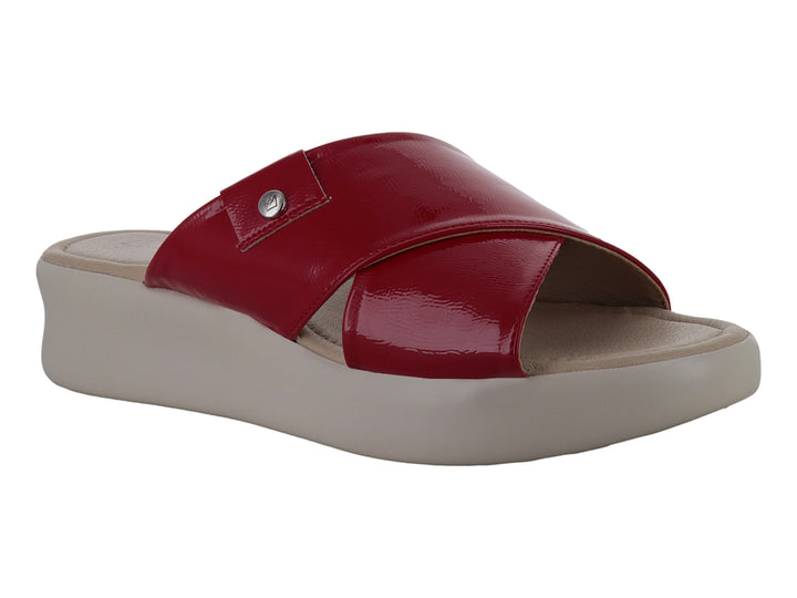 Sandalia de plataforma con banda superior en charol rojo y suela gruesa color beige.