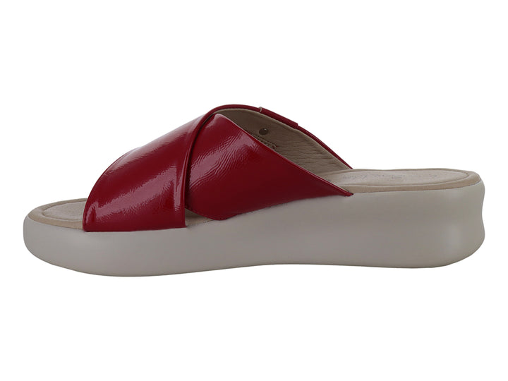 Sandalia de plataforma con banda superior en charol rojo y suela gruesa color beige.