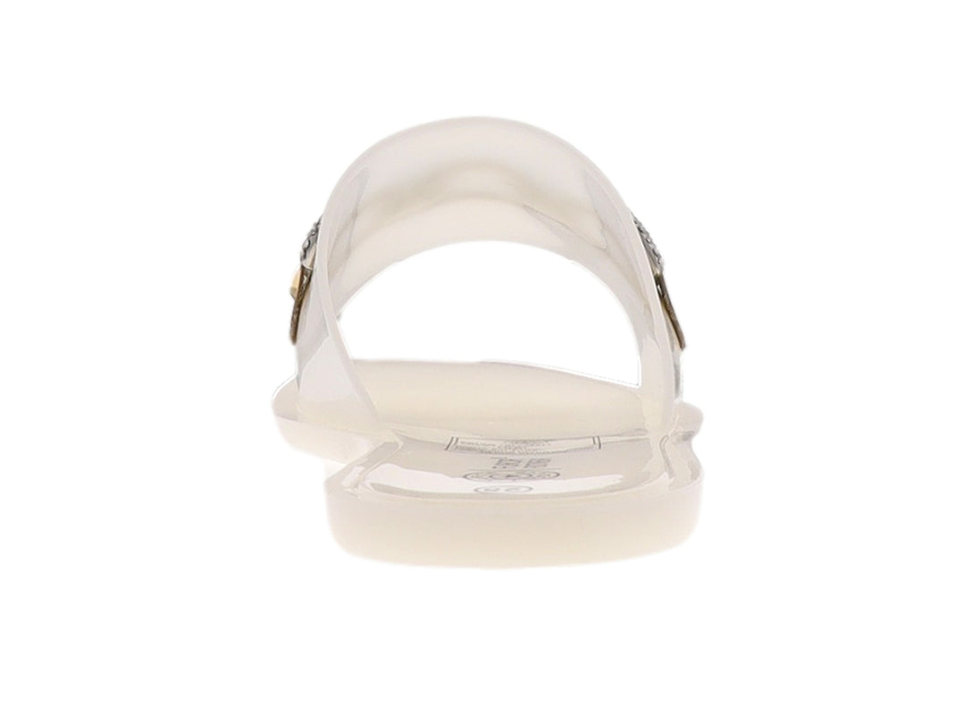 Sandalia blanca de estilo slide para Niña con correa decorada con cadena plateada y detalles dorados.