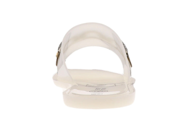 Sandalia blanca de estilo slide para Niña con correa decorada con cadena plateada y detalles dorados.