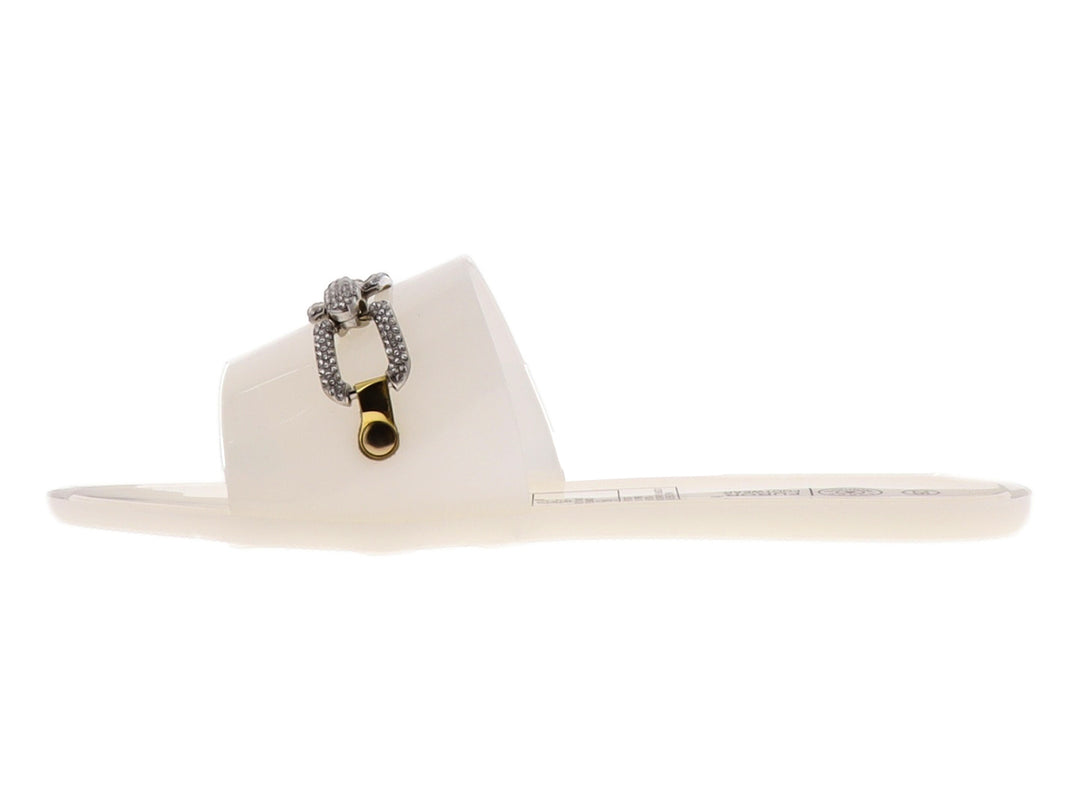 Sandalia blanca de estilo slide para Niña con correa decorada con cadena plateada y detalles dorados.