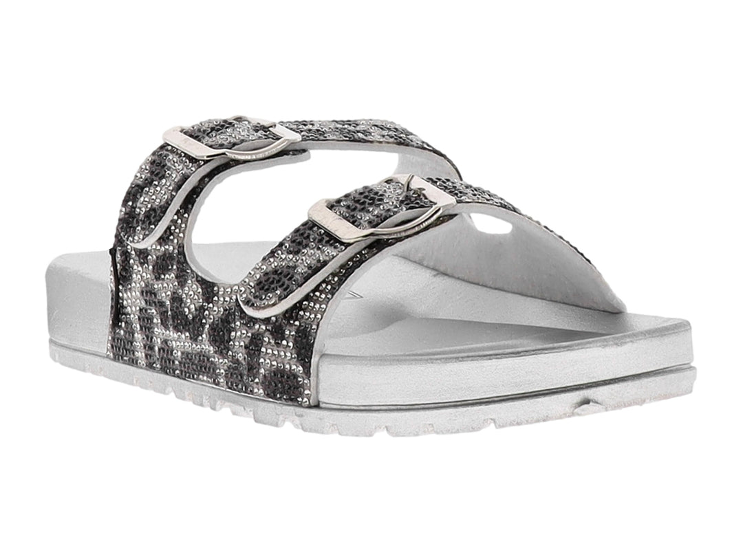 Sandalia plateada con estampado animal print y hebillas decorativas en las correas.