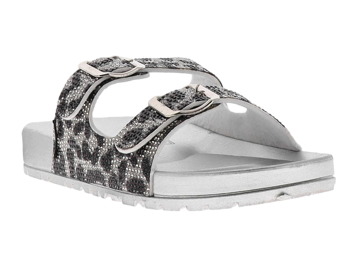 Sandalia plateada con estampado animal print y hebillas decorativas en las correas.