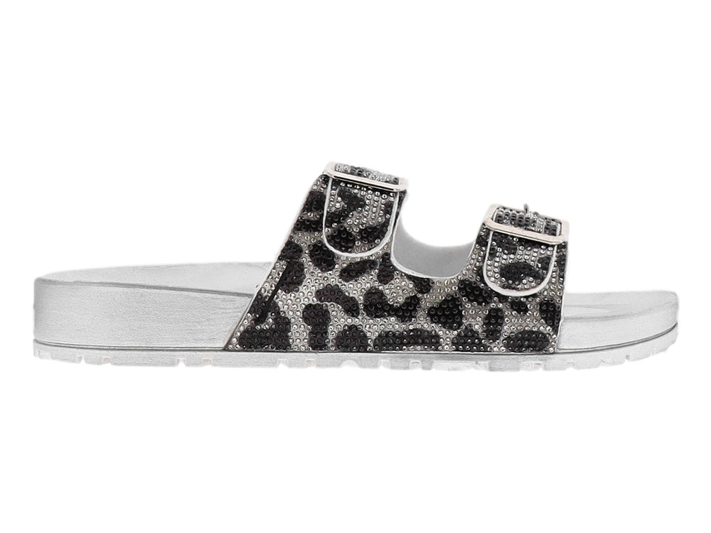 Sandalia plateada con estampado animal print y hebillas decorativas en las correas.