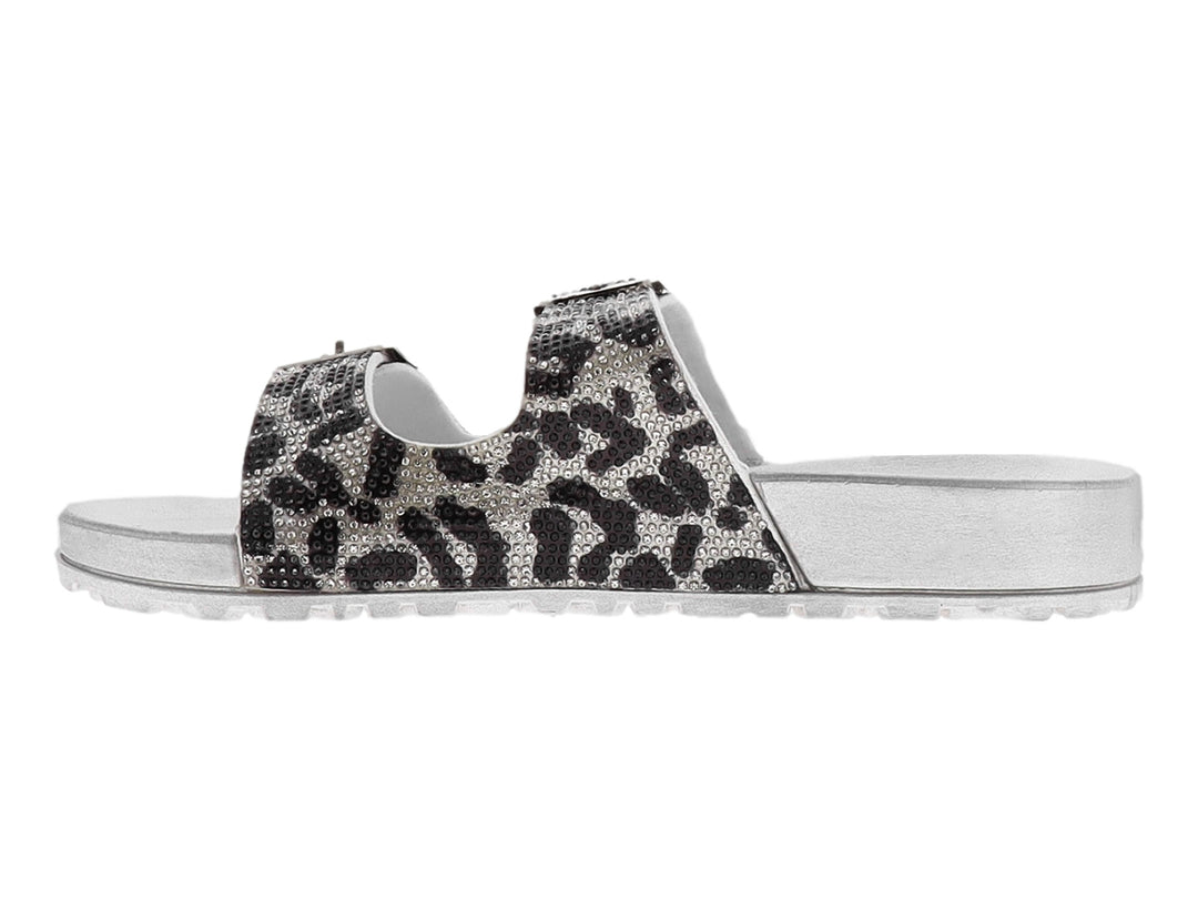 Sandalia plateada con estampado animal print y hebillas decorativas en las correas.