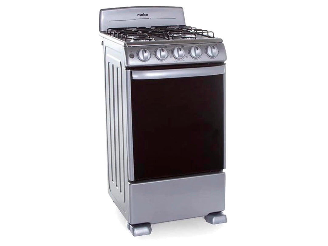 Estufa Mabe de 4 quemadores color plata con puerta de horno negra.