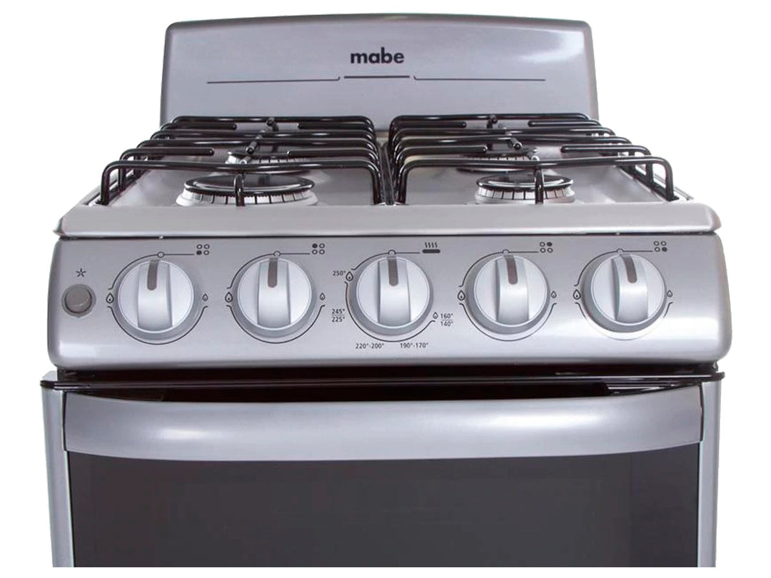 Estufa Mabe de 4 quemadores color plata con puerta de horno negra.